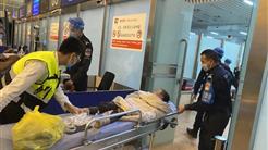 “能不(bù)能把飛機叫回來(lái)？能不(bù)能幫幫我們？”能